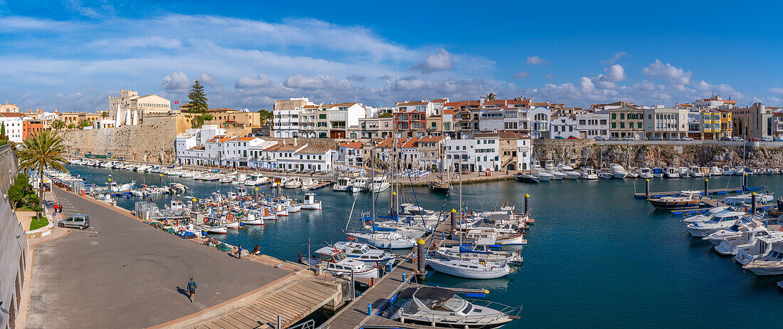 Blick auf Boote im Yachthafen und weiß getünchte Häuser von erhöhter Position, Ciutadella, Menorca, Balearen, Spanien, Mittelmeer, Europa