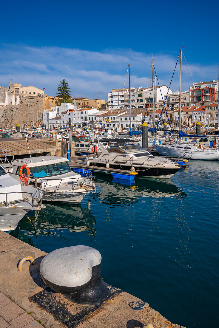 Blick auf Boote im Yachthafen mit Blick auf weiß getünchte Häuser, Ciutadella, Menorca, Balearen, Spanien, Mittelmeer, Europa