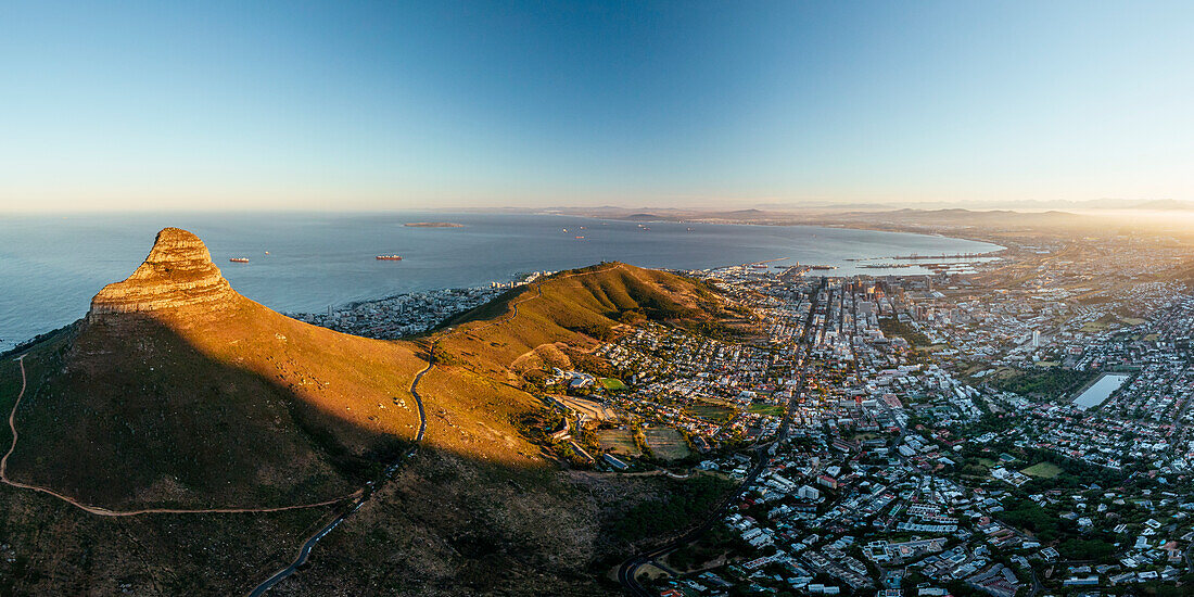 Luftaufnahme des Sonnenaufgangs über Kapstadt, Westkap, Südafrika, Afrika
