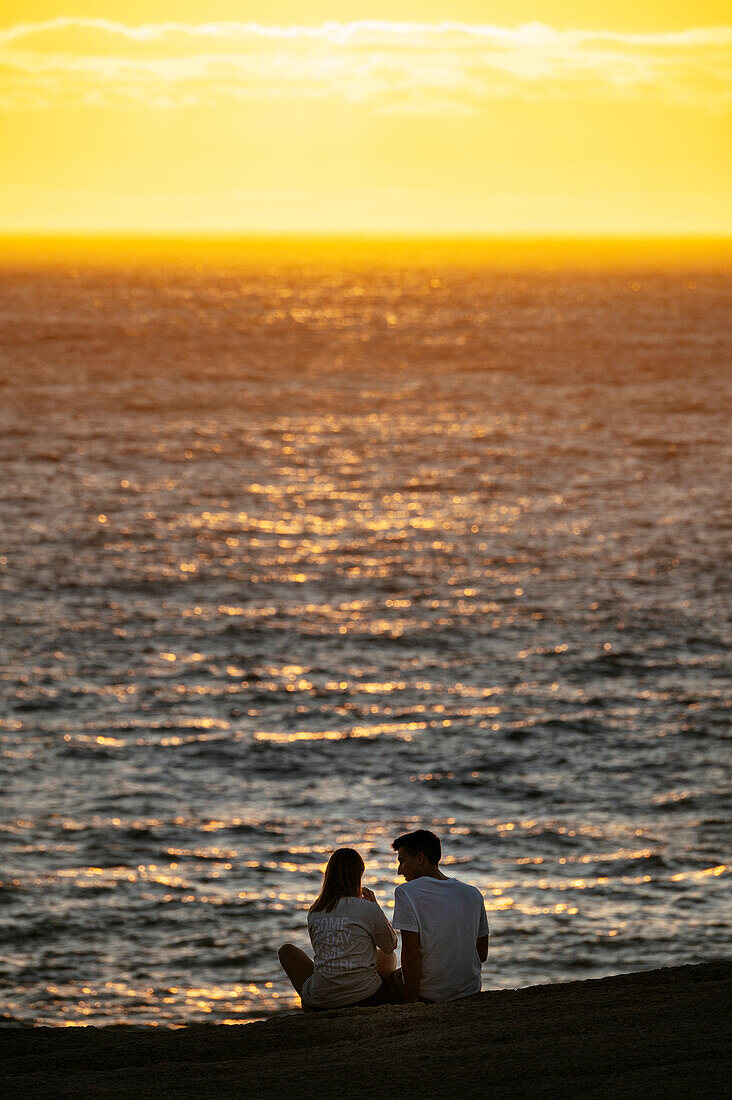 Menschen beobachten den Sonnenuntergang, Camps Bay, Kapstadt, Westkap, Südafrika, Afrika