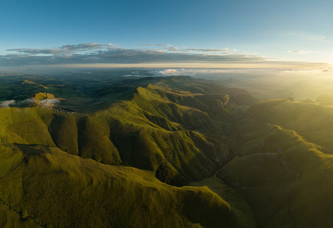 Dämmerungslicht in den Drakensbergen, Royal Natal National Park, Provinz KwaZulu-Natal, Südafrika, Afrika