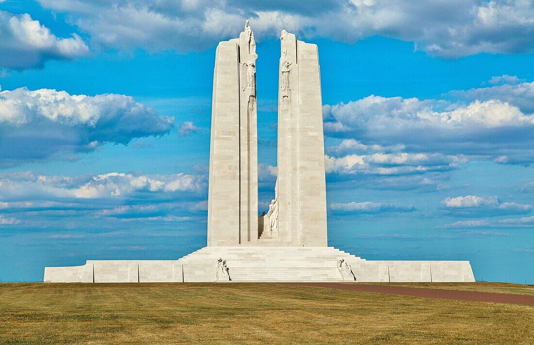 Das nationale kanadische Vimy-Denkmal in Nordfrankreich, eine Gedenkstätte für 60000 im Ersten Weltkrieg gefallene oder vermisste Kanadier, Vimy, Pas de Calais, Frankreich, Europa