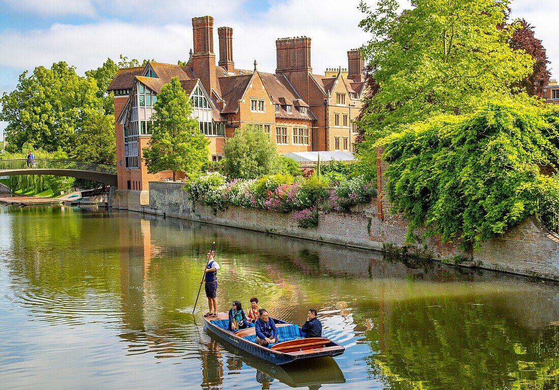 Stocherkahnfahrt auf dem Fluss Cam in der Nähe der Jerwood Library, Trinity Hall College, Cambridge, Cambridgeshire, England, Vereinigtes Königreich, Europa