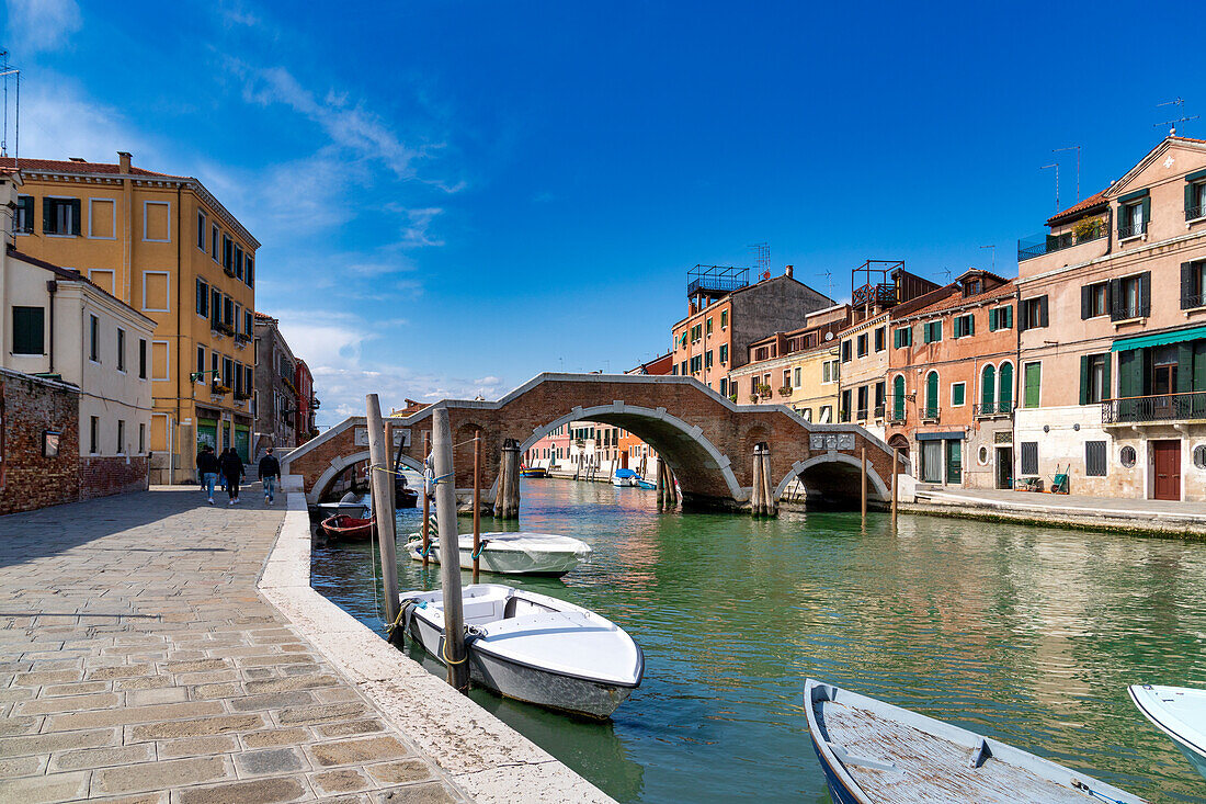 Die charakteristische Brücke mit drei Bögen, Sestiere Cannaregio, Venedig, UNESCO-Weltkulturerbe, Venetien, Italien, Europa