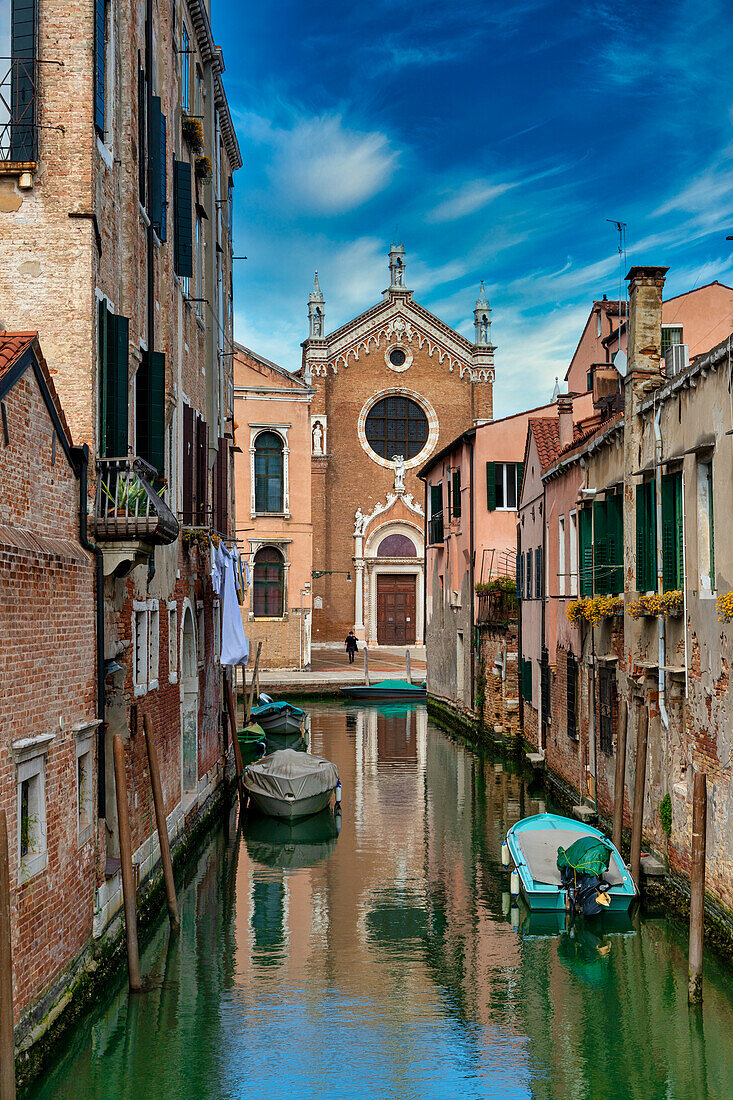 Rio Ca' Brazzo with its typical Venetian houses, and the Church of the Madonna dell'Orto in the background, Venice, UNESCO World Heritage Site, Veneto, Italy, Europe