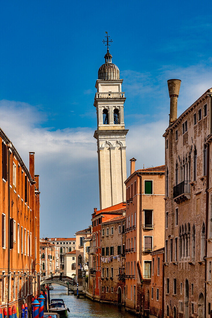 Der markante schiefe Glockenturm der Kirche San Giorgio dei Greci, Rio dei Greci, Venedig, UNESCO-Welterbe, Venetien, Italien, Europa