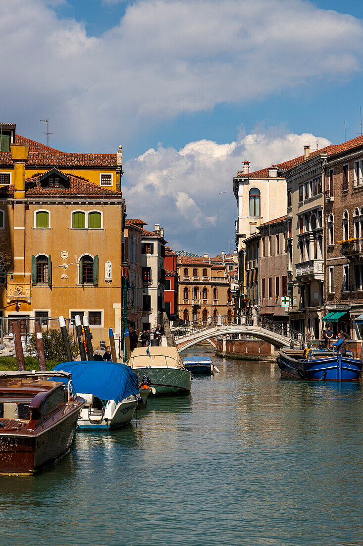 View of Rio San Trovaso with typical Venetian houses, Venice, UNESCO World Heritage Site, Veneto, Italy, Europe