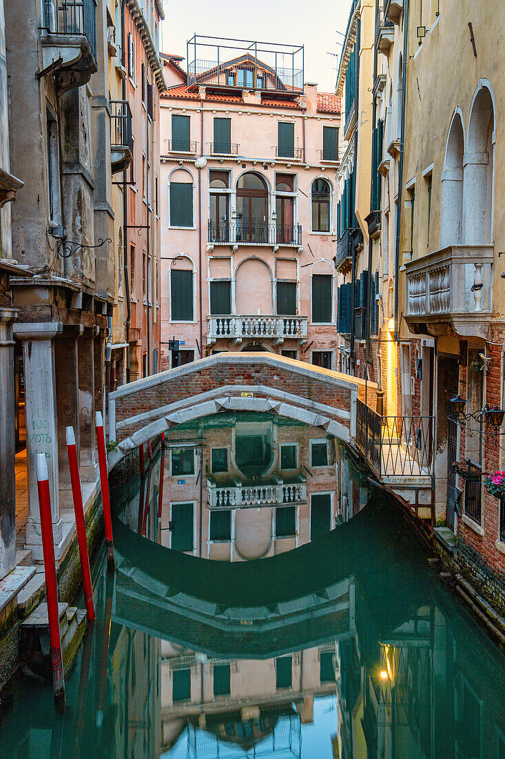 Spiegelungen von Häusern und Brücke im Kanal, Sestiere San Marco, Venedig, UNESCO-Welterbe, Venetien, Italien, Europa