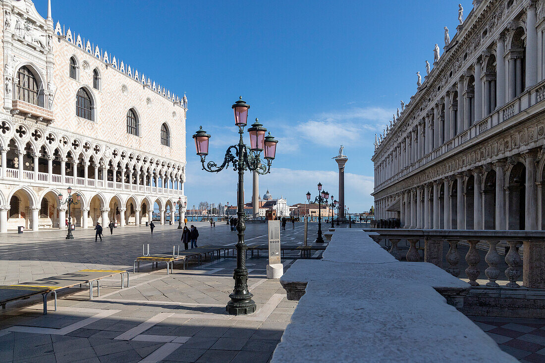 Perspektive des Dogenpalastes und der Marciana-Bibliothek, Markusplatz, Venedig, UNESCO-Weltkulturerbe, Venetien, Italien, Europa