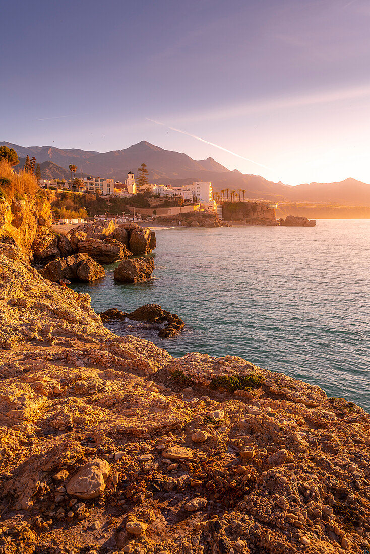 Blick auf die Küstenlinie und die Kirche Iglesia de El Salvador bei Sonnenaufgang in Nerja, Costa del Sol, Provinz Malaga, Andalusien, Spanien, Mittelmeer, Europa