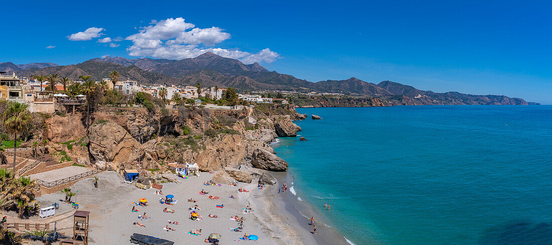 Blick auf den Strand Playa de Calahonda und die Küstenlinie in Nerja, Costa del Sol, Provinz Malaga, Andalusien, Spanien, Mittelmeer, Europa