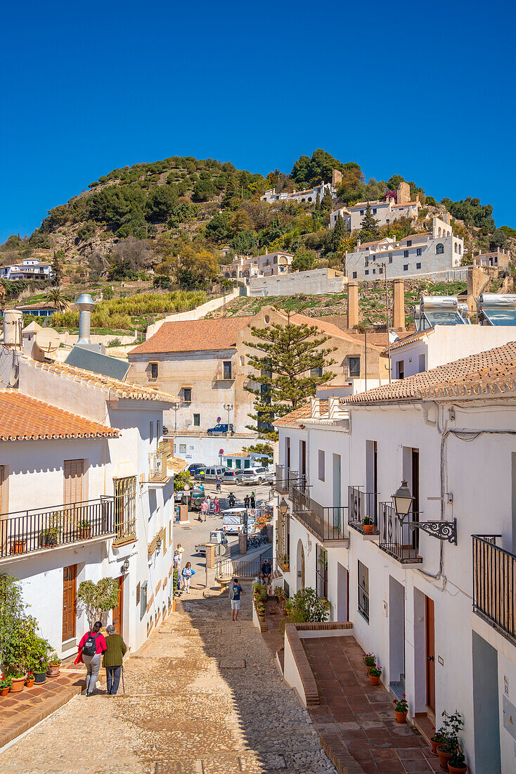 Blick auf weiß getünchte Häuser und Berge im Hintergrund, Frigiliana, Provinz Malaga, Andalusien, Spanien, Mittelmeer, Europa