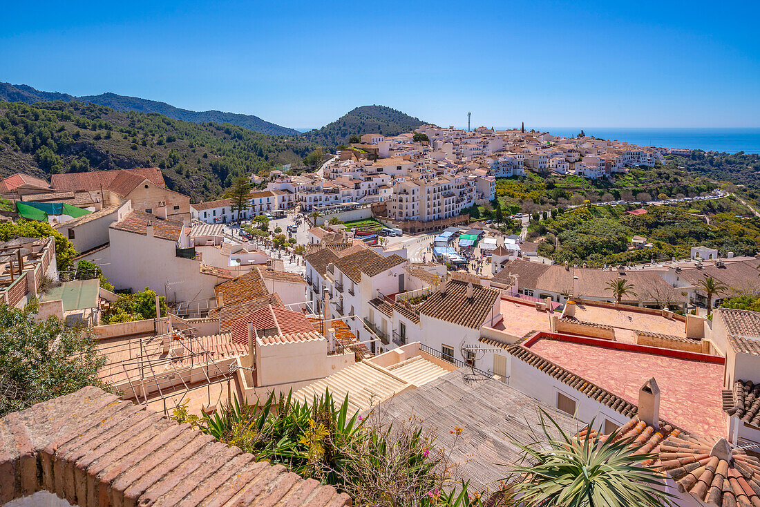 Panoramablick auf weiß getünchte Häuser, Dächer und das Mittelmeer, Frigiliana, Provinz Malaga, Andalusien, Spanien, Mittelmeer, Europa