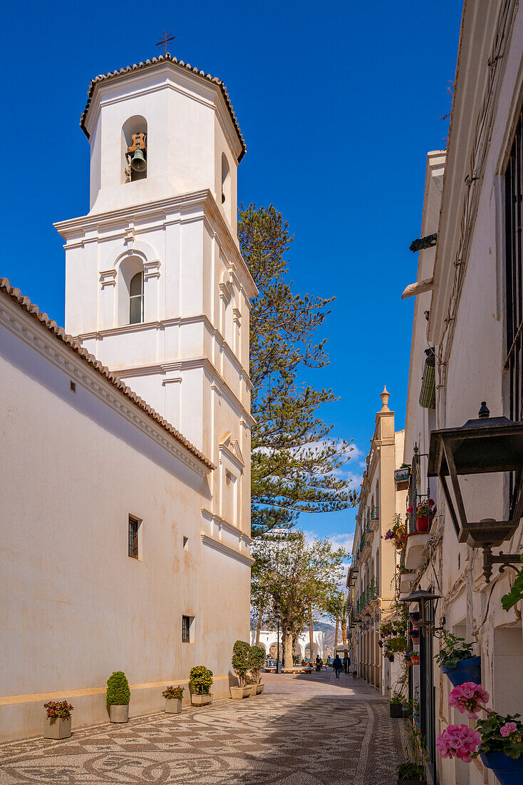 Blick auf die Kirche Iglesia de El Salvador in der Altstadt von Nerja, Nerja, Costa del Sol, Provinz Malaga, Andalusien, Spanien, Mittelmeer, Europa