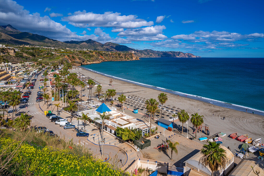 Blick auf Playa de Burriana Strand und Mittelmeer, Nerja, Costa del Sol, Provinz Malaga, Andalusien, Spanien, Mittelmeer, Europa