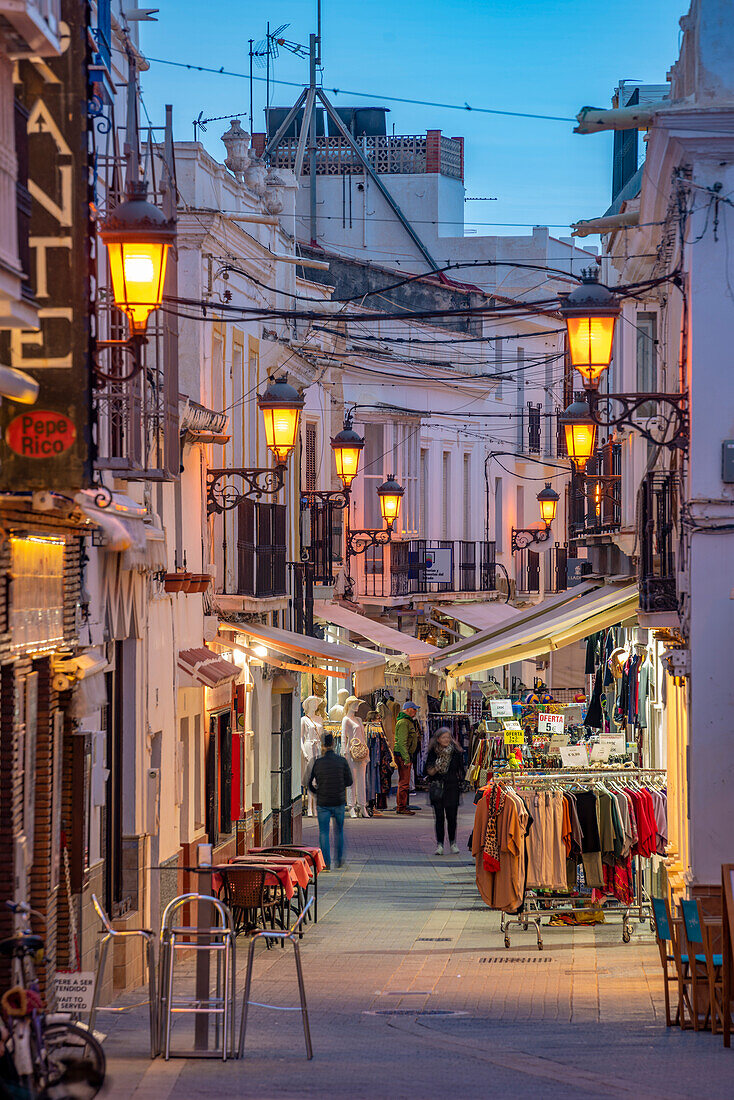 Blick auf Cafe und Restaurant in der Altstadt von Nerja in der Abenddämmerung, Nerja, Costa del Sol, Provinz Malaga, Andalusien, Spanien, Mittelmeer, Europa