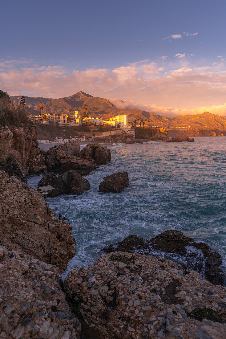 Blick auf die Parroquia El Salvador und die Küstenlinie bei Sonnenuntergang in Nerja, Nerja, Provinz Malaga, Andalusien, Spanien, Mittelmeer, Europa