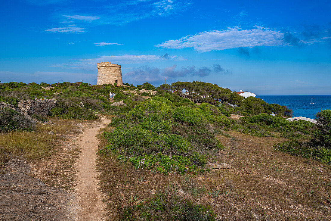 Blick auf Torre de Son Ganxo und Leuchtturm auf der Illa de I'Aire, Punta Prima, Menorca, Balearen, Spanien, Mittelmeer, Europa