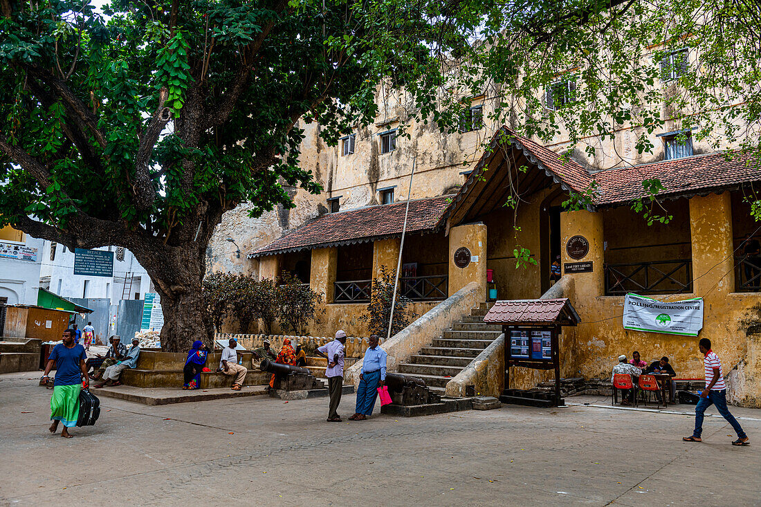 Stadtplatz vor dem Lamu Fort, Lamu Stadt, UNESCO-Weltkulturerbe, Insel Lamu, Kenia, Ostafrika, Afrika