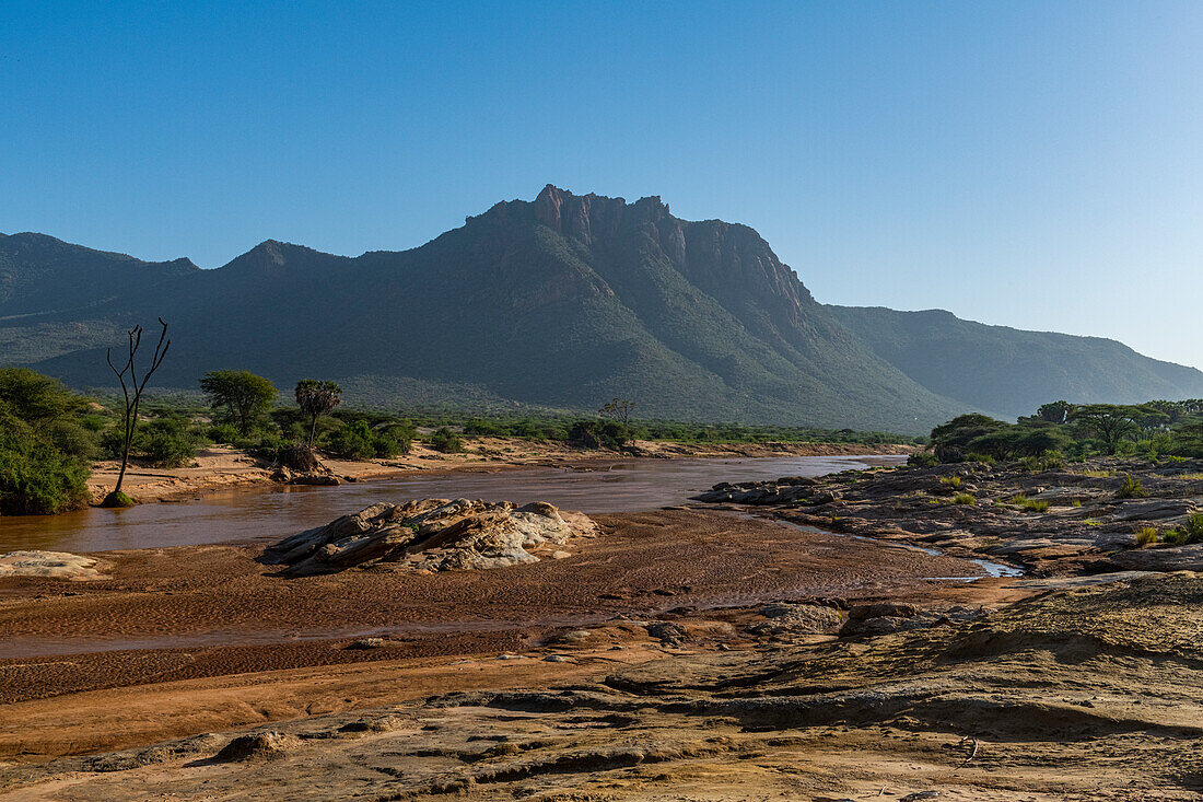 Der Fluss Ewaso Ng'iro fließt durch das Shaba-Wildreservat, Samburu-Nationalpark, Kenia, Ostafrika, Afrika