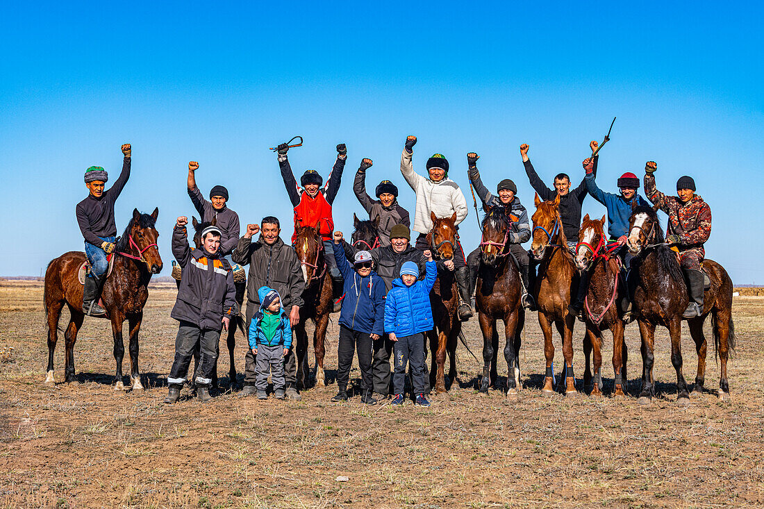 Gruppe von Kokpar-Spielern posiert für die Kamera, nationales Pferdespiel, Kasachstan, Zentralasien, Asien