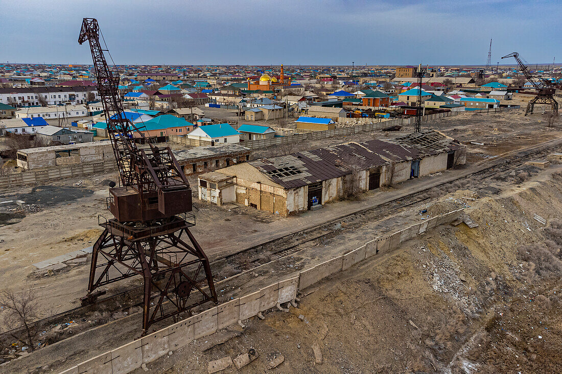 Luftaufnahme des Aralsees und von Aralsk mit seinen rostigen Kränen, Aralsee, Kasachstan, Zentralasien, Asien