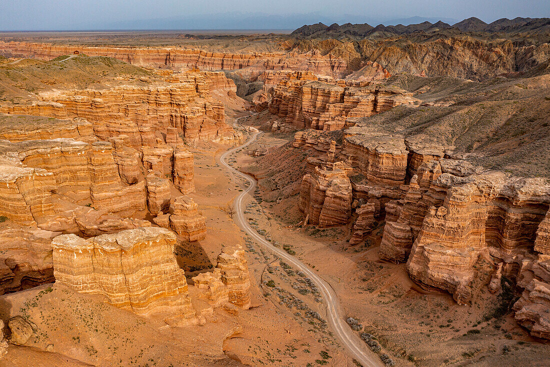 Luftaufnahme der Charyn-Schlucht, Tian Shan-Gebirge, Kasachstan, Zentralasien, Asien