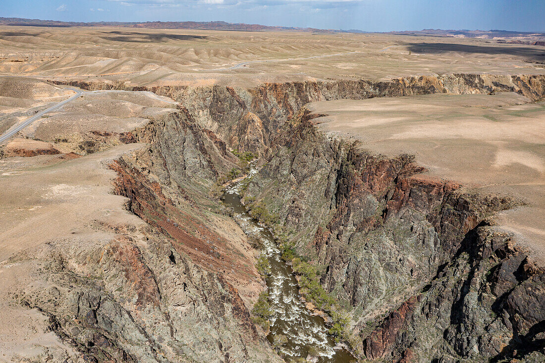 Luftaufnahme der Charyn-Schlucht und des Flusses, Tian Shan, Kasachstan, Zentralasien, Asien