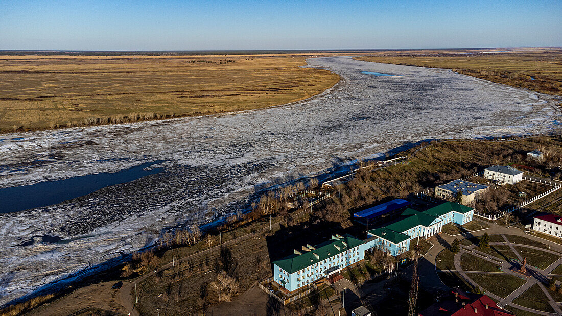 Luftaufnahme des Flusses Irtysch, Kurtschatow, ehemaliger Hauptsitz des Semipalatinsk-Polygons, Kasachstan, Zentralasien, Asien