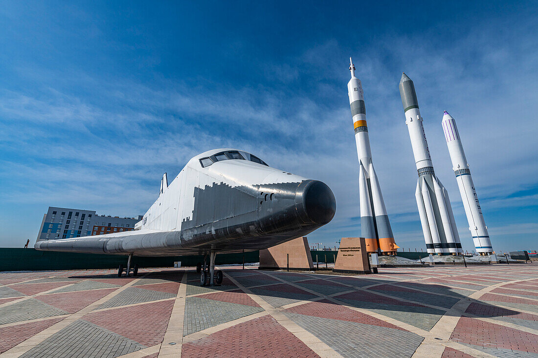 Raumschiffe und Raketen vor dem Nationalen Raumfahrtzentrum, Nur Sultan, ehemals Astana, Hauptstadt von Kasachstan, Zentralasien, Asien