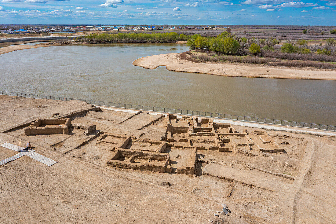 Luftaufnahme der alten Siedlung Saray-Juk am Ural-Fluss, Atyrau, Kasachstan, Zentralasien, Asien