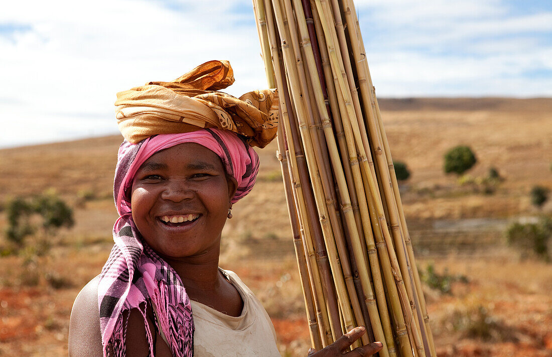 Porträt eines Dorfbewohners, der Bambus sammelt, Isalo, Madagaskar, Afrika