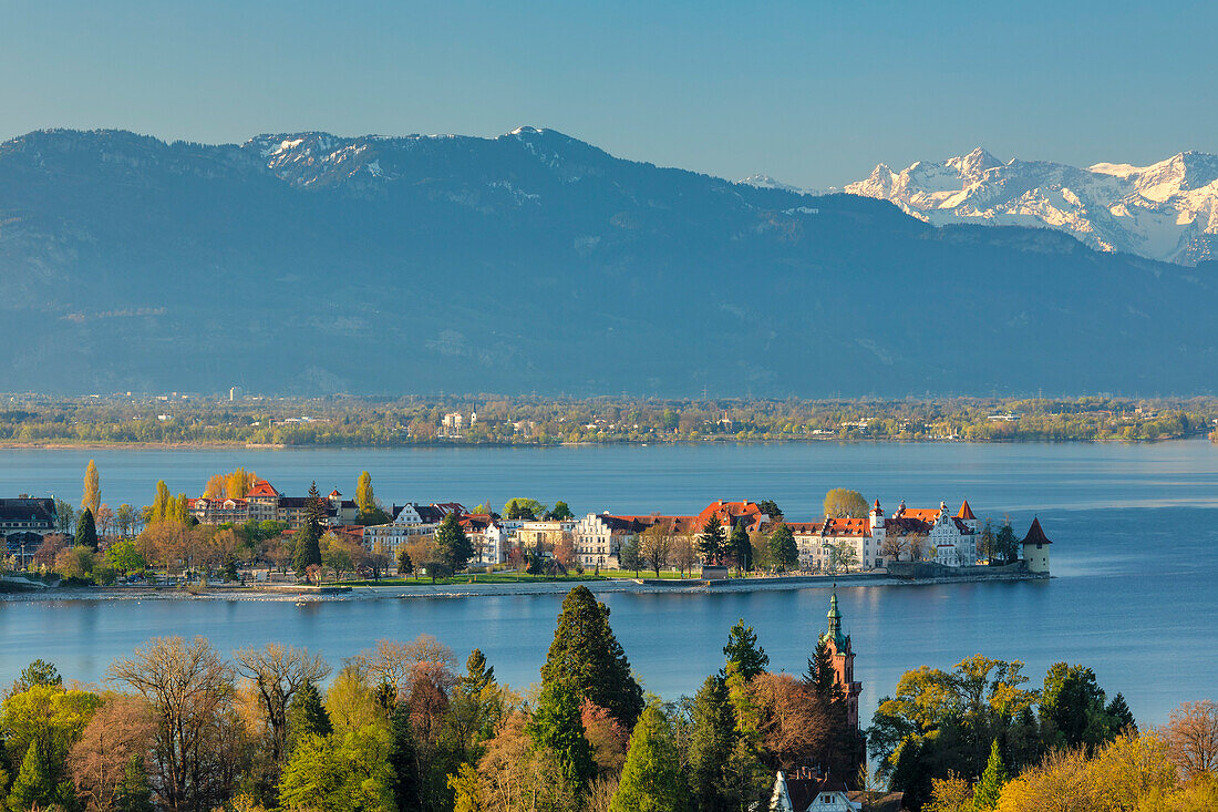 Blick über Lindau und den Bodensee zu den Schweizer Alpen, Bayern, Deutschland, Europa