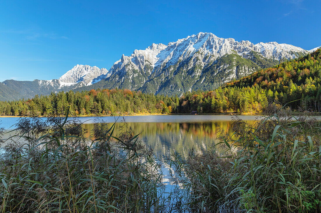 Karwendelgebirge mit Spiegelung im Ferchensee, Werdenfelser Land, Oberbayern, Deutschland, Europa