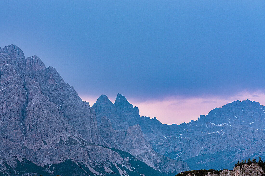 Majestätische Felsen der Drei Zinnen von Lavaredo während eines rosa Sonnenaufgangs, Dolomiten, Südtirol, Italien, Europa