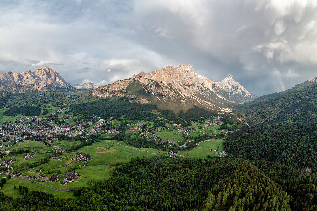 Wolken über Monte Cristallo, Sorapiss, Antelao Berge und Wälder im Frühling, Cortina D'Ampezzo, Dolomiten, Veneto, Italien, Europa