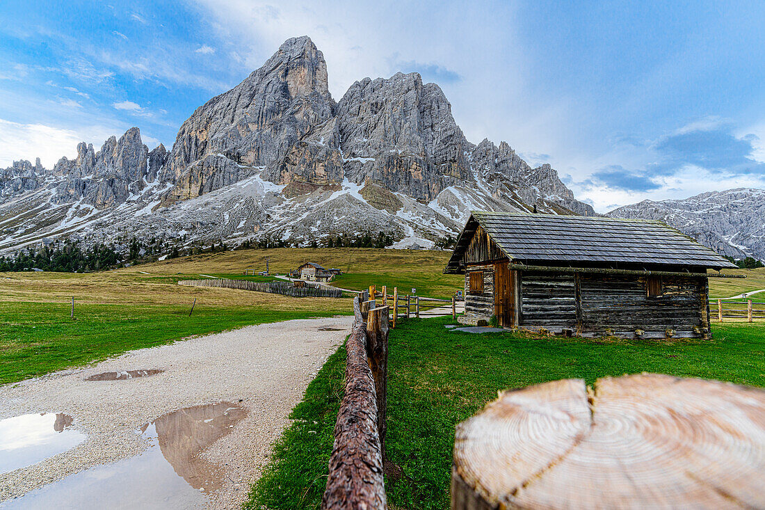 Berghütte am Wanderweg zum majestätischen Berg Sass De Putia, Passo Delle Erbe (Wurzjoch), Dolomiten, Südtirol, Italien, Europa