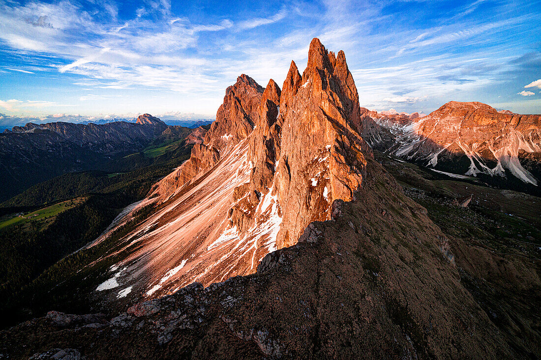 Majestätische Gipfel der Geislergruppe, Seceda, Furchetta und Sass Rigais bei Sonnenuntergang, Luftbild, Dolomiten, Südtirol, Italien, Europa
