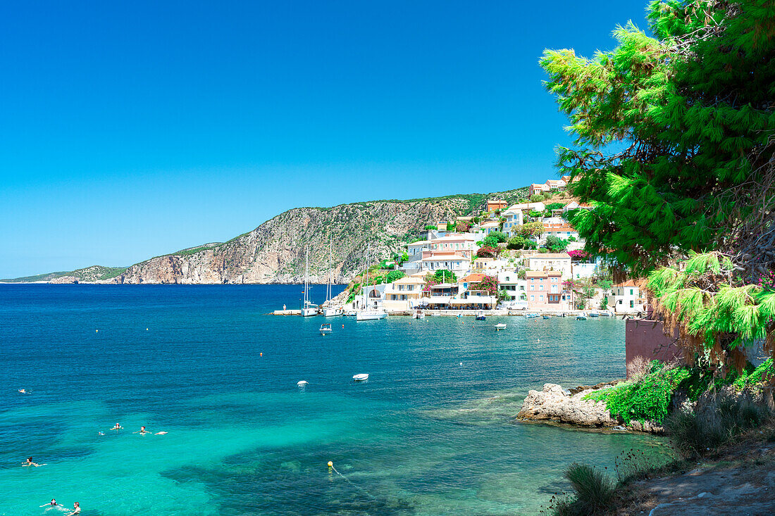 Kleines Dorf und Hafen von Assos mit Blick auf das türkisblaue Meer, Kefalonia, Ionische Inseln, Griechische Inseln, Griechenland, Europa
