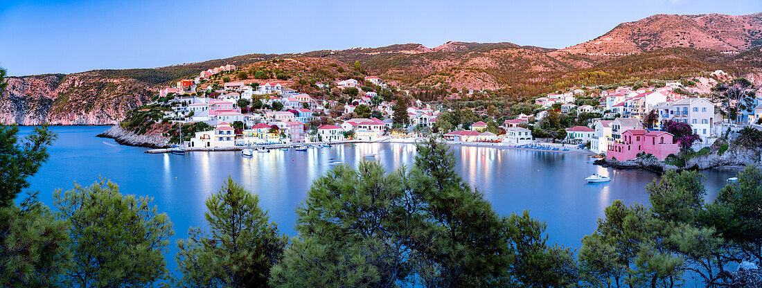 Bunte Häuser im Fischerdorf Assos in der Abenddämmerung, Kefalonia, Ionische Inseln, Griechische Inseln, Griechenland, Europa