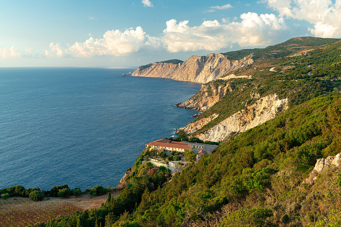 Blick von oben auf das von Bäumen umgebene Kloster Kipoureon auf den über das Meer ragenden Felsen, Kefalonia, Ionische Inseln, Griechische Inseln, Griechenland, Europa