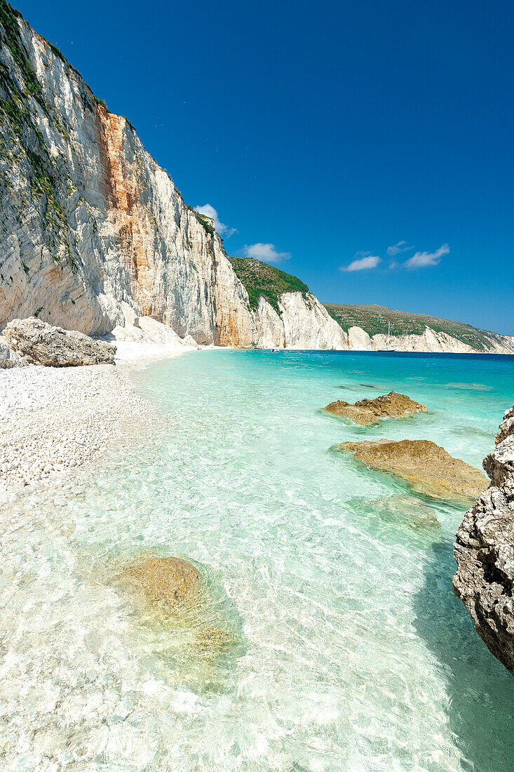 Klarer Sommerhimmel über dem transparenten türkisfarbenen Meer am Strand von Fteri, Kefalonia, Ionische Inseln, Griechische Inseln, Griechenland, Europa