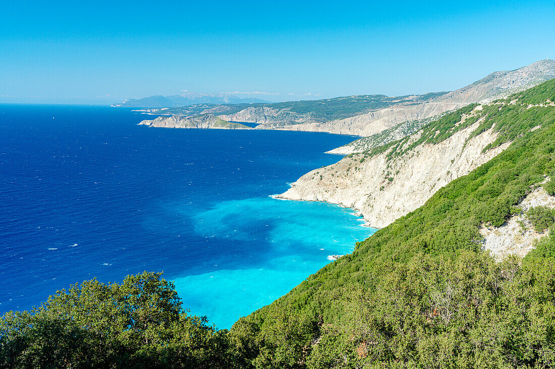Blick von oben auf den Strand von Myrtos und das türkisfarbene Meer von der Küste aus, Kefalonia, Ionische Inseln, Griechische Inseln, Griechenland, Europa