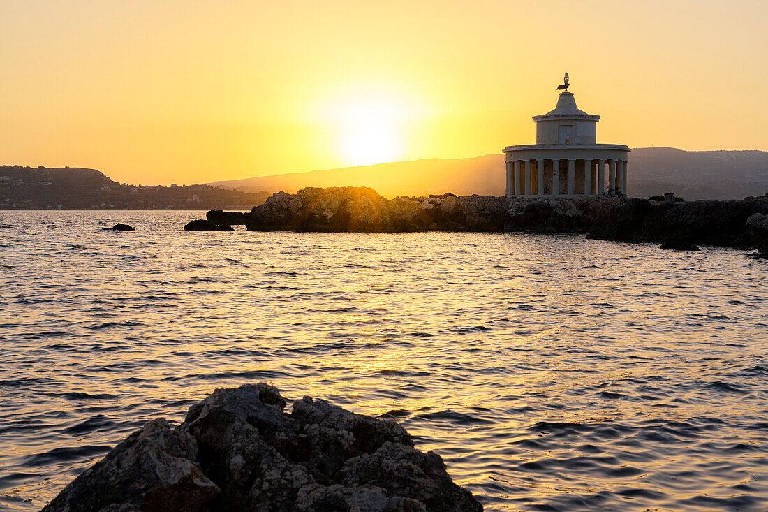 Leuchtturm von Saint Theodore auf Klippen bei Sonnenuntergang, Argostoli, Kefalonia, Ionische Inseln, Griechische Inseln, Griechenland, Europa