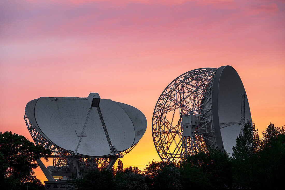 Das Mark II Teleskop und das Lovell Mark I Riesenradioteleskop mit erstaunlichem Sonnenuntergang, Jodrell Bank Observatorium, Cheshire, England, Vereinigtes Königreich, Europa