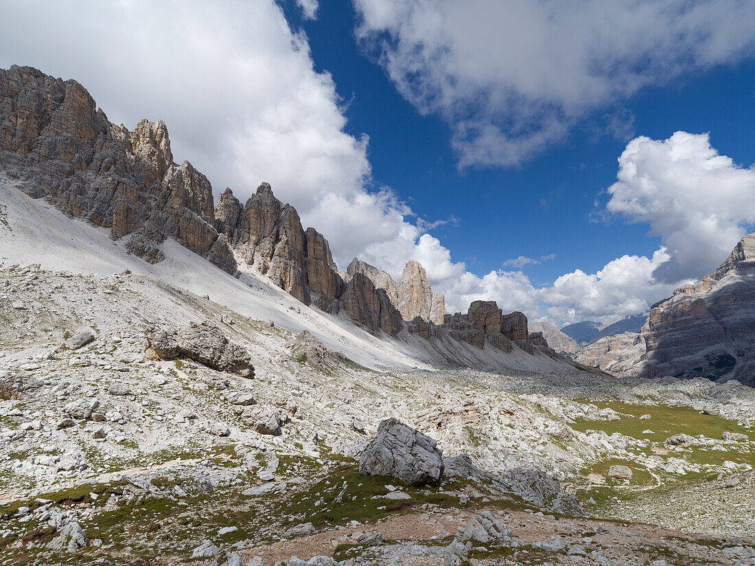 Weiße Wolken und blauer Himmel über den Tofane-Felsen in den Dolomiten, Italien, Europa