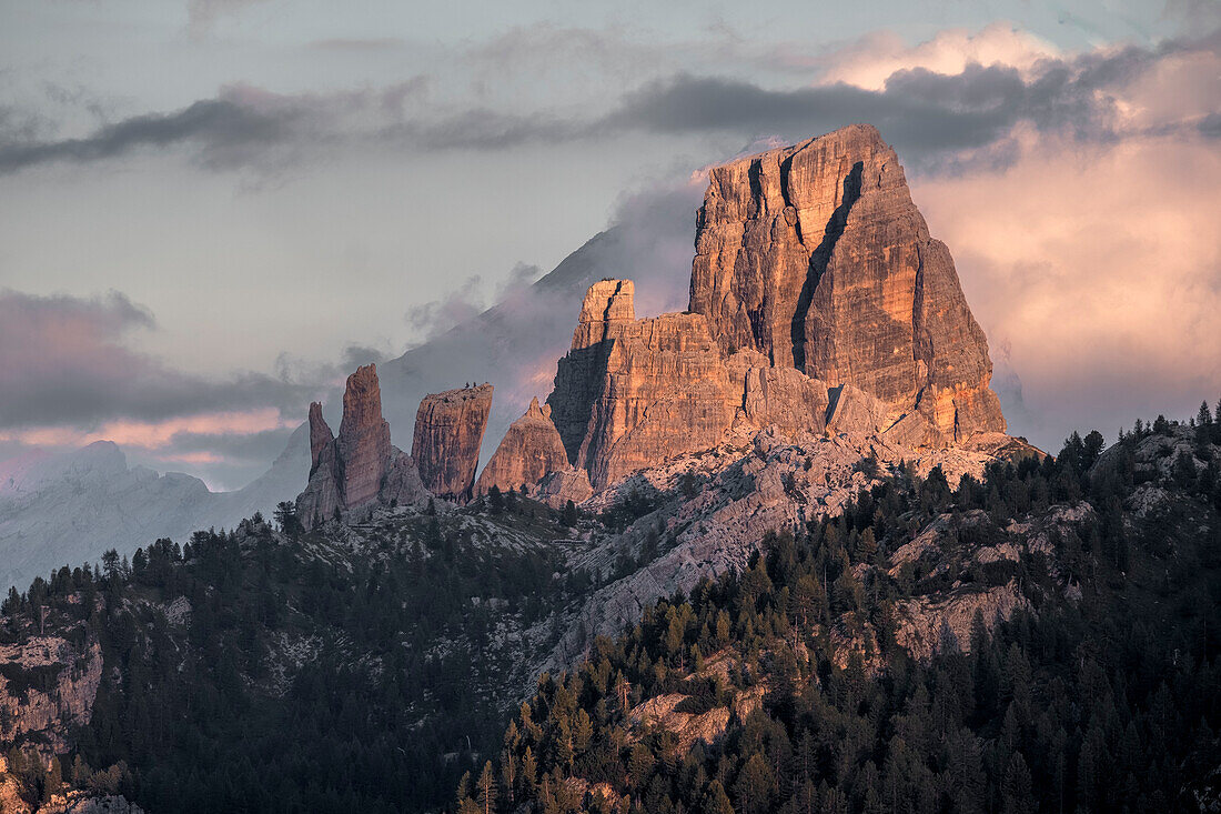 Sonnenuntergang auf dem Berg 5 Torri (Fünf Türme) in den Dolomiten mit einigen farbigen Wolken, Dolomiten, Italien, Europa