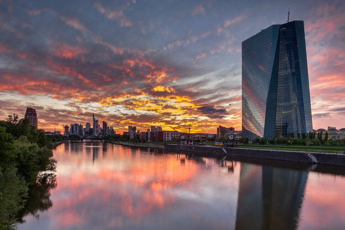 Das neue Gebäude der Europäischen Zentralbank, der Main und die Frankfurter Skyline bei Sonnenuntergang, Frankfurt, Hessen, Deutschland, Europa