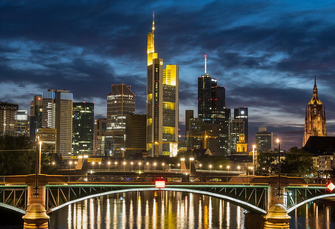 Der Main, Ignatz-Bubis-Brücke, Dom und Frankfurter Stadtsilhouette, Frankfurt, Hessen, Deutschland, Europa