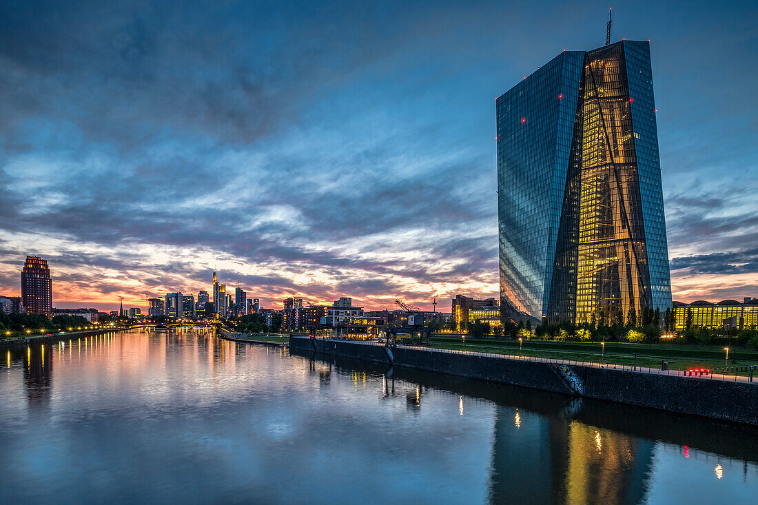 Gebäude der Europäischen Zentralbank, Main und Frankfurter Skyline bei Nacht, Frankfurt, Hessen, Deutschland, Europa